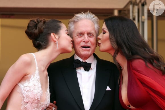 Carys, filha mais nova de Catherine Zeta-Jones e Michael Douglas, dá um beijo no pai antes de homenagem ao ator no Festival de Cannes