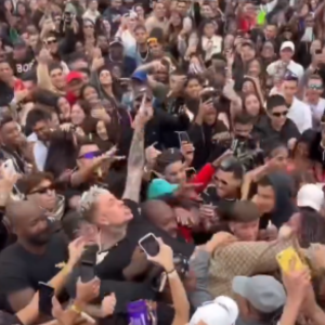 MC Daniel foi erguido nos braços de seguranças para voltar ao palco