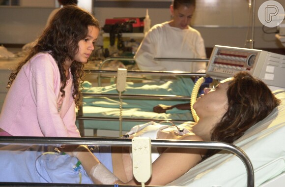 Filha de Fernanda (Vanessa Gerbelli), Salete (Bruna Marquezine) visitou a mãe no leito de morte na novela 'Mulheres Apaixonadas'