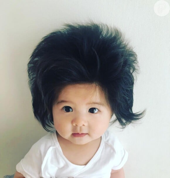 A bebê Chanco nasceu com muito cabelo e isso deixou seus pais para lá de surpresos.