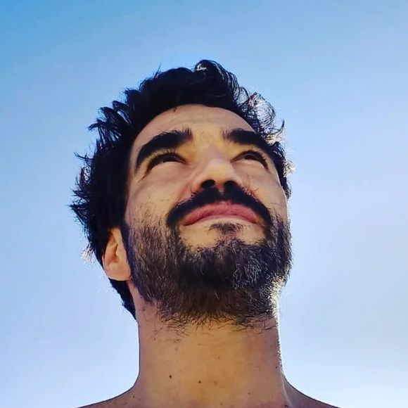 Caio Blat é mais um dos famosos a colocar uma mansão à venda por um valor milionário. Segundo o jornal Extra, a casa bucólica do ator no Itanhangá está disponível para compradores