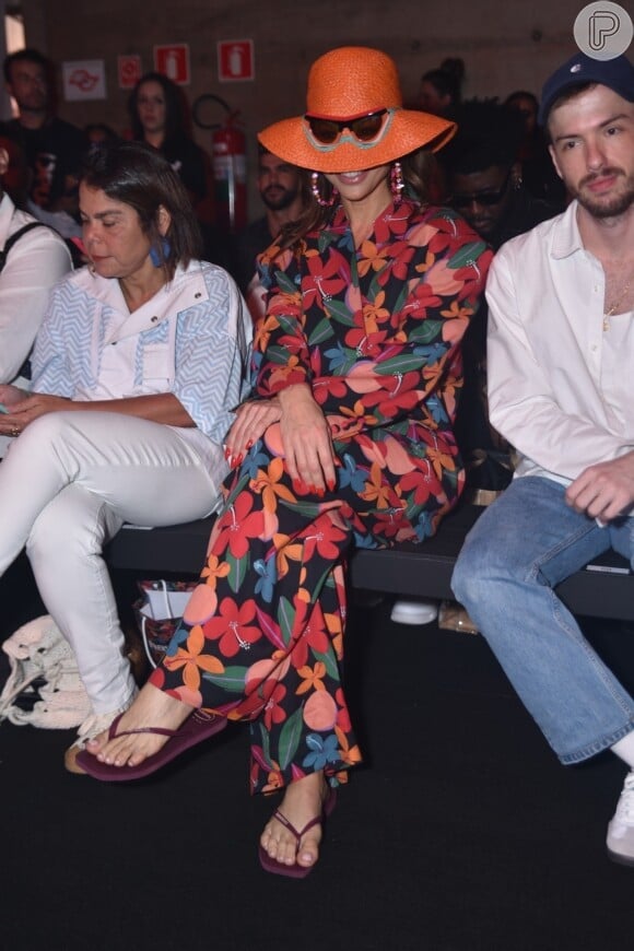 Sabrina Sato roubou a cena com um blazer oversized todo florido e muito colorido