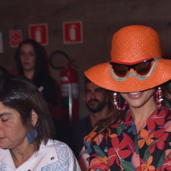 Sabrina Sato roubou a cena com um blazer oversized todo florido e muito colorido