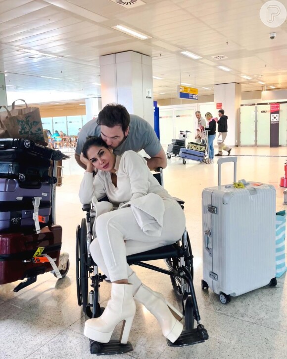 Maíra Cardi surgiu de cadeira de rodas após ficar dias longe das redes sociais