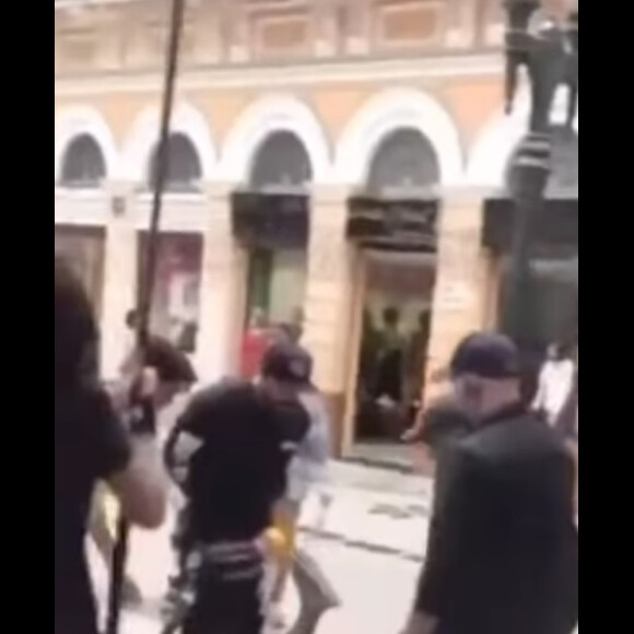 O jovem, aparentemente menor, que tentou se aproximar de Larissa Manoela acaba derrubado em confusão