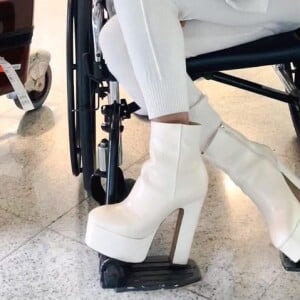 Maíra Cardi causou polêmica ao explicar dor na coluna que a fez ficar de cadeira de rodas