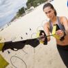 Carol Barcellos faz exercícios na praia