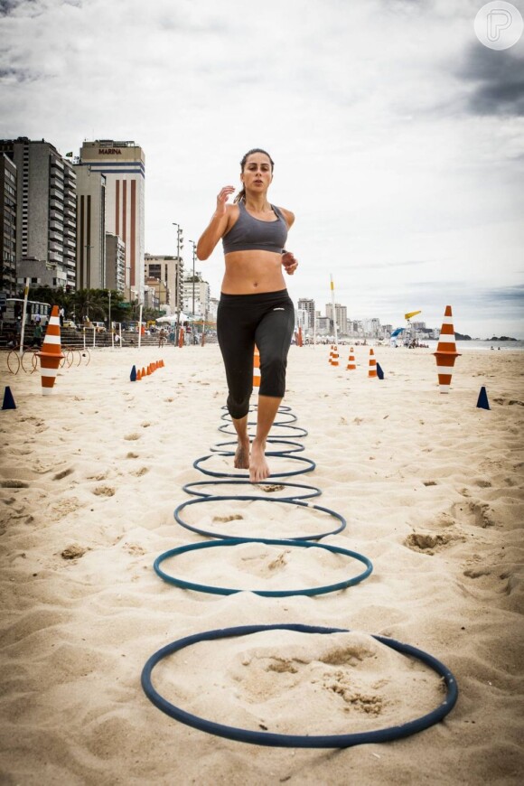 Carol Barcellos treina duas vezes por semana na areia