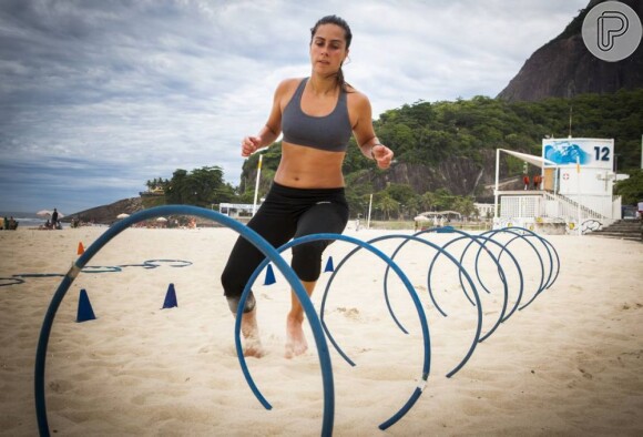 Os circuitos na areia de Carol Barcellos incluem exercícios com cones e bambolês