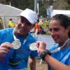 Carol Barcellos e Clayton Conservani exibem as medalhas no final da Maratona de Jerusalém
