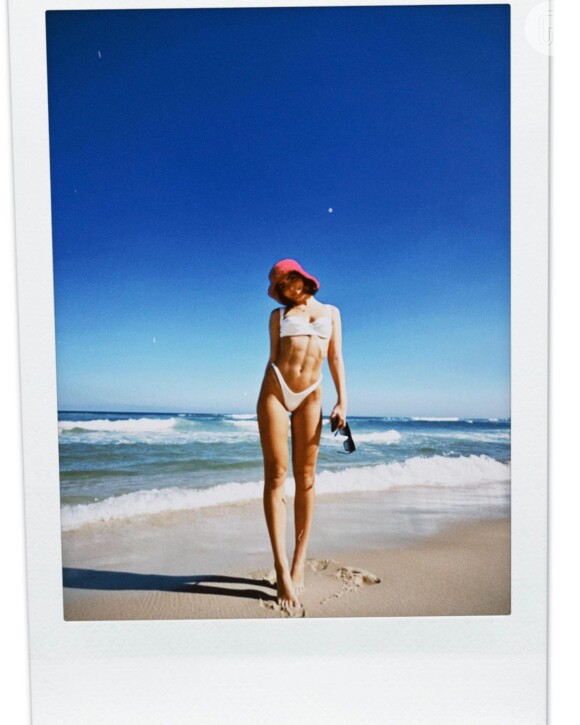 Jade Picon exibiu uma barriga extremamente sarada em biquíni na praia