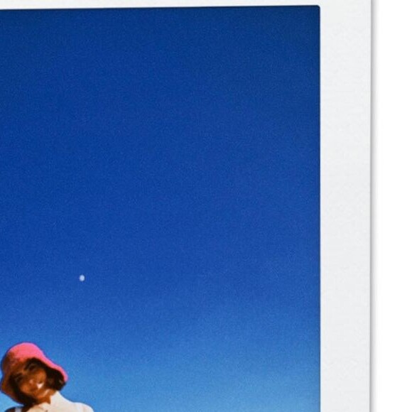 Jade Picon exibiu uma barriga extremamente sarada em biquíni na praia