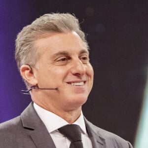 Luciano Huck foi criticado por internautas por abordar em excesso a rivalidade das cantoras