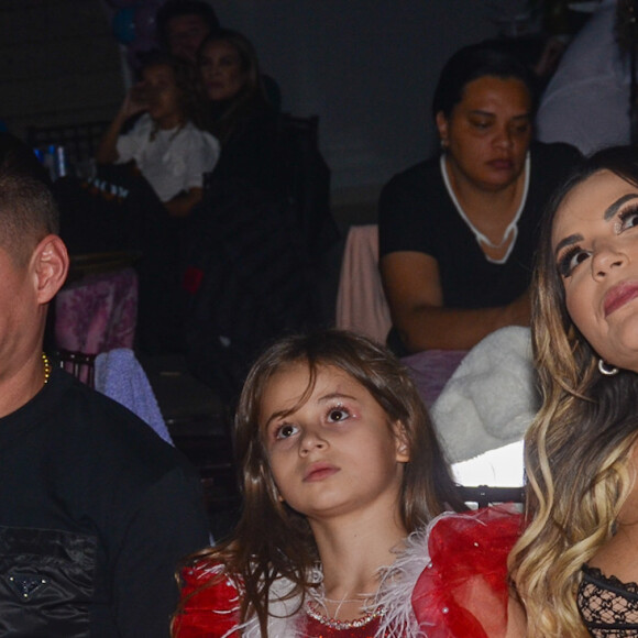 Valentina, filha de Deolane Bezerra, usou vestido feito sob medida pelo Ateliê Lauren Children