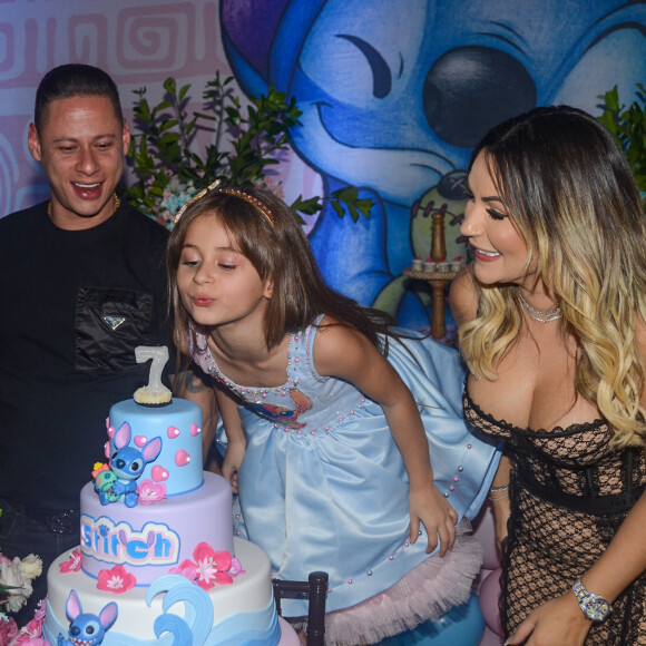Valentina cantou parabéns e assoprou velinhas ao lado dos pais