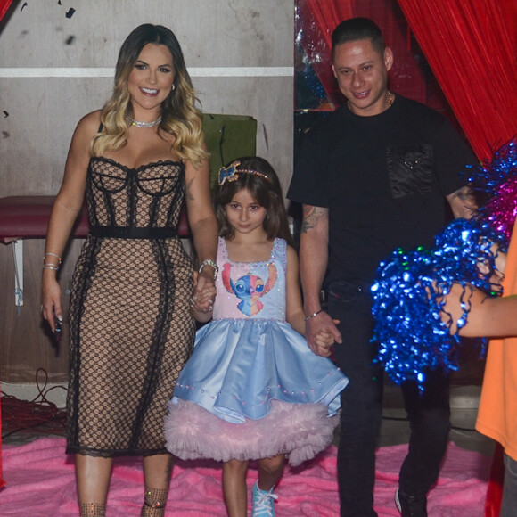 Deolane Bezerra apostou em conjunto Gucci de R$ 16 mil para aniversário da filha