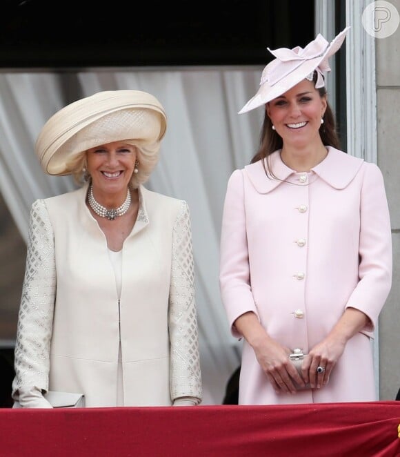 Atualmente a Princesa de Gales tem 41 anos enquanto a atual Rainha Camilla tem 75 anos.