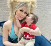 Modelo Lygia Fazio com o filho mais novo, Thor, no braços