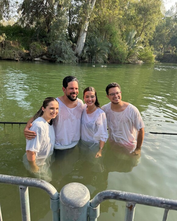 Biah Rodrigues e marido, Sorocaba, receberam o batismo no Rio Jordão