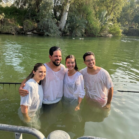 Biah Rodrigues e marido, Sorocaba, receberam o batismo no Rio Jordão