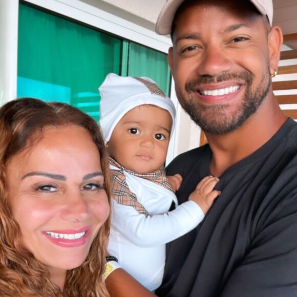 Viviane Araujo em foto com o marido, Guilherme Militão, e o filho do casal, Joaquim