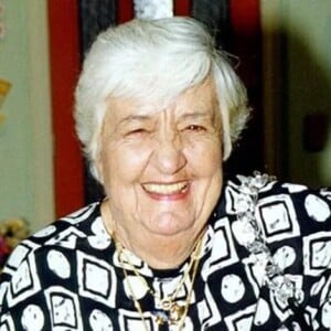 Atriz da novela 'Corpo Dourado' (1998), Zilka Salaberry viveu uma freira na trama; atriz morreu aos 87 anos em março de 2005