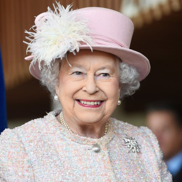 Rainha Elizabeth II foi homenageada pela Floris of London com um perfume em celebração ao jubileu de platina