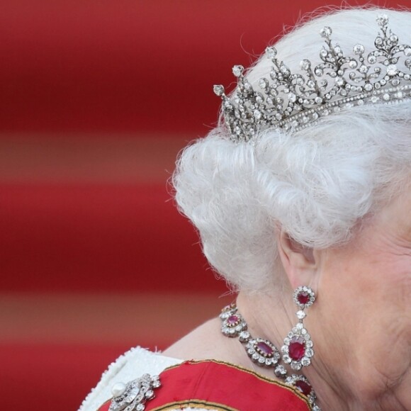 Perfume favorito de Rainha Elizabeth custa entre 25 e 100 euros, ou de R$ 131 a R$ 524, a depender do tamanho do frasco