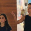 Jornalista da Globo Carol Barcellos passeia com filha e semelhança física chama atenção em fotos. Veja!