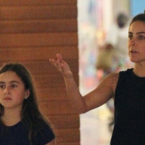 Carol Barcellos e a filha, Júlia, 11 anos, chamaram atenção pela semelhança física durante passeio por shopping do Rio de Janeiro em 15 de junho de 2023