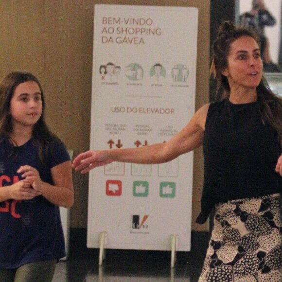 Carol Barcellos e a filha, Júlia, 11 anos, passearam pelo shopping da Gávea, Zona Sul do Rio de Janeiro