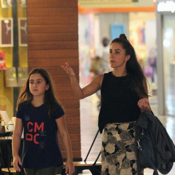 Carol Barcellos e mãe da pré-adolescente Júlia, 11 anos