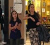 Carol Barcellos apostou em um look casual para passeio com a filha, Júlia, 11 anos, por shopping do Rio de Janeiro em 15 de junho de 2023