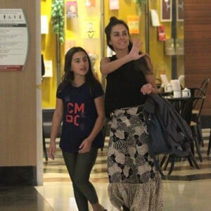 Carol Barcellos acenou para fãs durante passeio por shopping com a filha, Júlia, de 11 anos