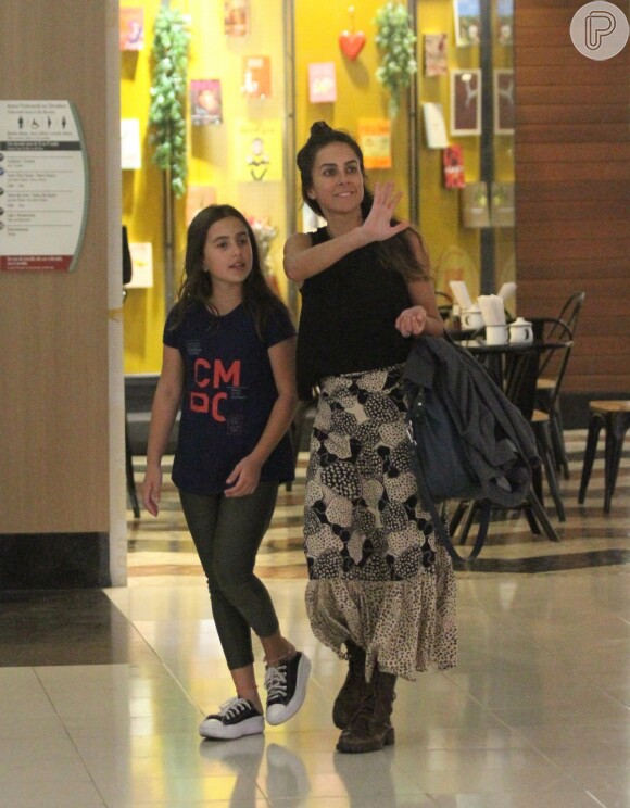 Carol Barcellos acenou para fãs durante passeio por shopping com a filha, Júlia, de 11 anos