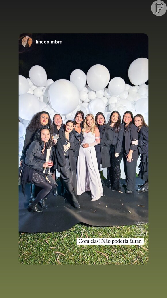 Bianca Coimbra usou um look branco com top sem alça e calça comprida para festa de pré-casamento