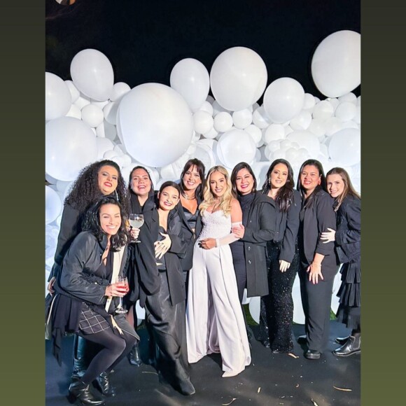 Bianca Coimbra usou um look branco com top sem alça e calça comprida para festa de pré-casamento