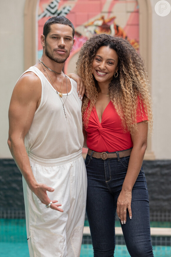 Theo (Emilio Dantas) e Érika (Letícia Salles) resolvem prejudicar Sol (Sheron Menezzes) que estará tentando se lançar como cantora, na novela 'Vai na Fé'
