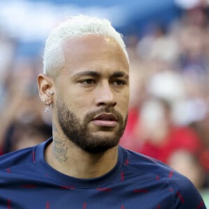 Neymar foi aconselhado por equipe para assumir sua traição.