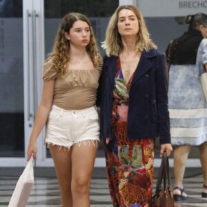Letícia Spiller e Stella foram passear juntas no shopping.