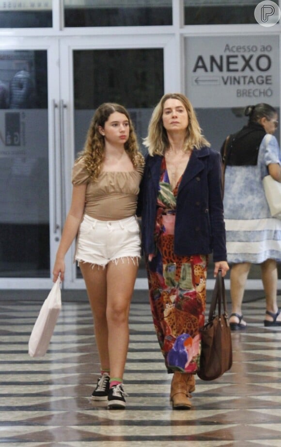 Letícia Spiller e Stella foram passear juntas no shopping.
