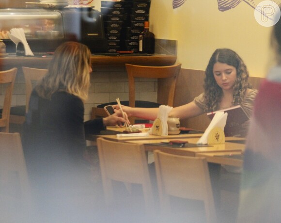 Letícia Spiller após momento bonito foi comer com a filha em um restaurante japonês.