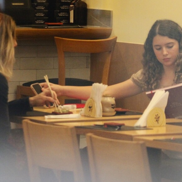Letícia Spiller após momento bonito foi comer com a filha em um restaurante japonês.
