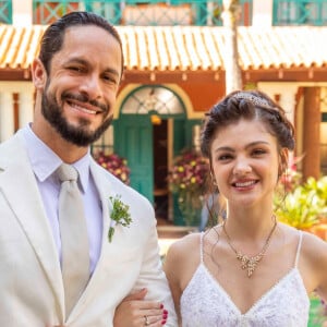 Casamento de Petra e Luigi na novela 'Terra e Paixão': Debora Ozório usou vestido romântico sem mangas, com decote, camadas e rendado