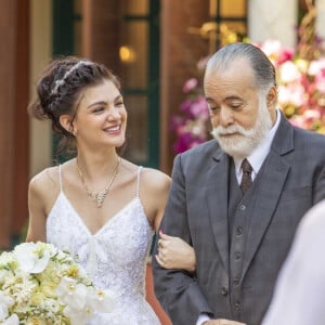 Petra (Debora Ozório) entra de braços dados com o pai, Antônio (Tony Ramos), para casamento com Luigi (Rainer Cadete) na novela 'Terra e Paixão'