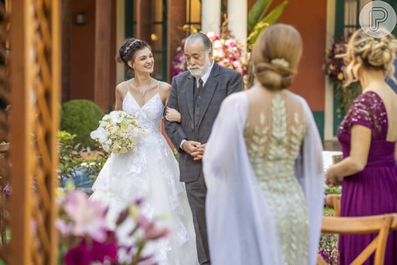 Petra (Debora Ozório) entra de braços dados com o pai, Antônio (Tony Ramos), para casamento com Luigi (Rainer Cadete) na novela 'Terra e Paixão'