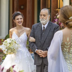 Petra (Debora Ozório) chega com o pai para casamento com Luigi (Rainer Cadete) na novela 'Terra e Paixão'