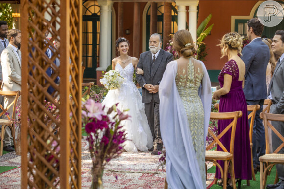 Petra (Debora Ozório) chega com o pai para casamento com Luigi (Rainer Cadete) na novela 'Terra e Paixão'