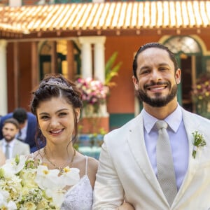 Casamento de Petra e Luigi na novela 'Terra e Paixão': Debora Ozório surgiu com vestido estilo princesa e tiara