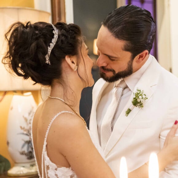 Casamento de Petra (Debora Ozório) e Luigi (Rainer Cadete) na novela 'Terra e Paixão' emociona Roma (Grace Gianoukas), 'mãe' do falso italiano